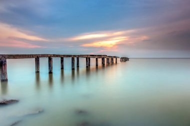 Bir uzun pozlama fotoğraf, terk edilmiş eski iskelesi ile bulutlu befor