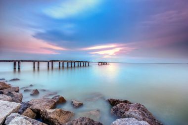 Bir uzun pozlama fotoğraf, terk edilmiş eski iskelesi ile bulutlu befor