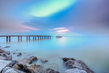 Bir uzun pozlama fotoğraf, terk edilmiş eski iskelesi ile bulutlu befor