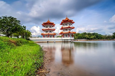 Güzel bir gün ve Çin Bahçe ikiz Pagoda, Singapo, bulut