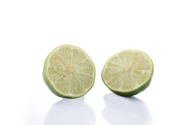Beyaz arka plan üzerinde izole kesme dilim limonlu yeşil