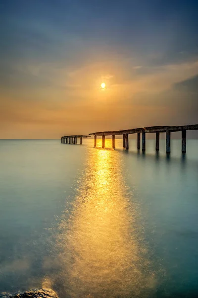 A long Exposure Picture Of abandoned old jetty with cloudy befor — Stock Photo, Image