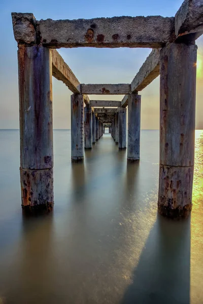 Bir uzun pozlama fotoğraf, terk edilmiş eski iskelesi ile bulutlu befor