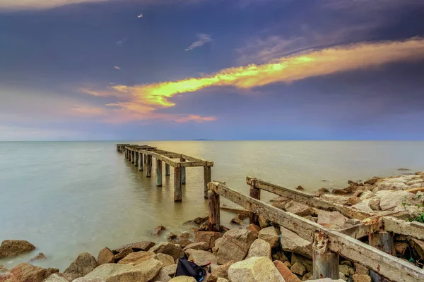 Bir uzun pozlama fotoğraf, terk edilmiş eski iskelesi ile bulutlu befor