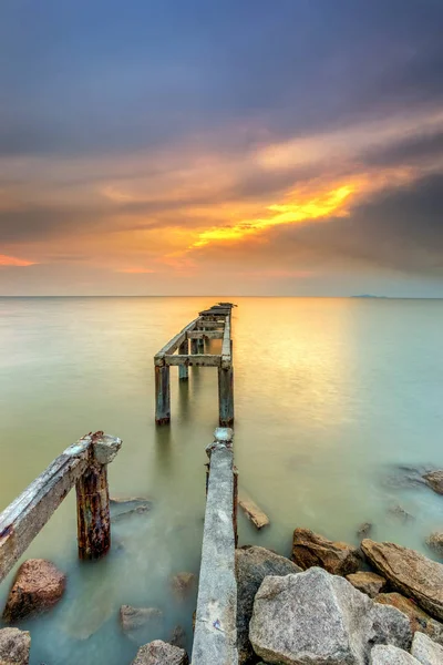 Bir uzun pozlama fotoğraf, terk edilmiş eski iskelesi ile bulutlu befor