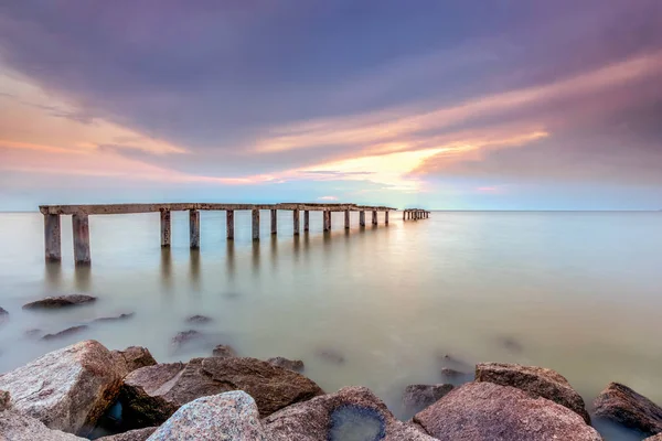 Bir uzun pozlama fotoğraf, terk edilmiş eski iskelesi ile bulutlu befor
