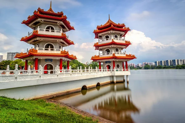 Güzel bir gün ve Çin Bahçe ikiz Pagoda, Singapo, bulut