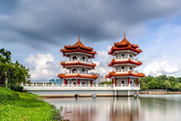 Güzel bir gün ve Çin Bahçe ikiz Pagoda, Singapo, bulut