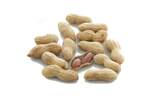 Cacahuetes. frutos secos sin pelar aislados sobre fondo blanco. Maní mac — Foto de Stock