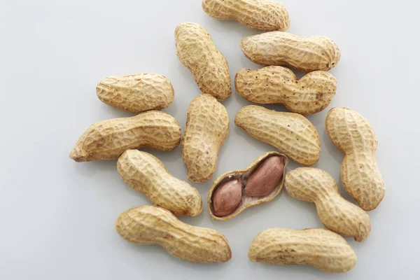 Cacahuetes. frutos secos sin pelar aislados sobre fondo blanco. Maní mac — Foto de Stock