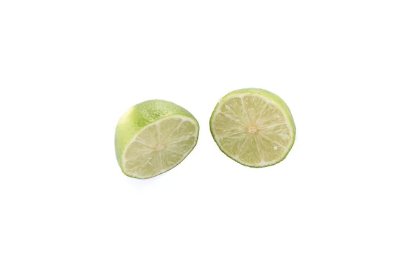 Limão verde com corte de fatia isolado no fundo branco — Fotografia de Stock