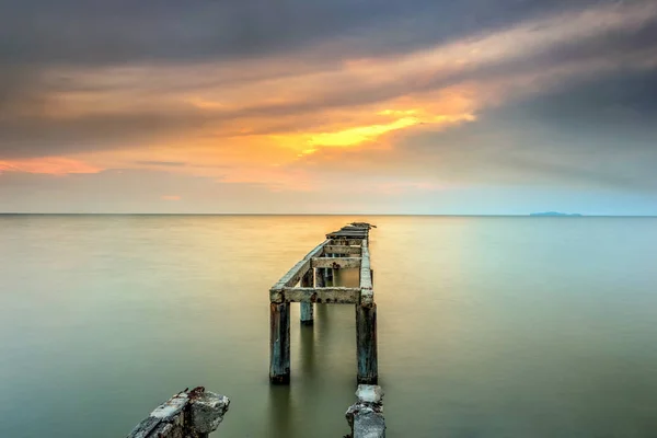 Долгая фотография заброшенной старой пристани с облачным видом Стоковое Изображение