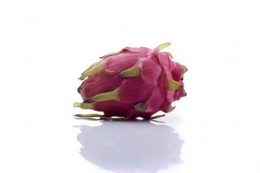 Dragon beyaz arka plan üzerinde izole meyve