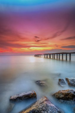 Güneş yakıcı ile bir uzun pozlama fotoğraf, terk edilmiş eski İskelesi