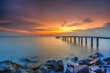 Güneş yakıcı ile bir uzun pozlama fotoğraf, terk edilmiş eski İskelesi