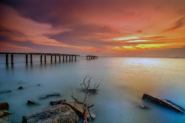 Güneş yakıcı ile bir uzun pozlama fotoğraf, terk edilmiş eski İskelesi