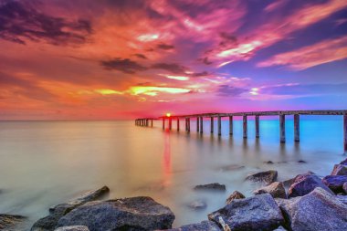 Güneş yakıcı ile bir uzun pozlama fotoğraf, terk edilmiş eski İskelesi