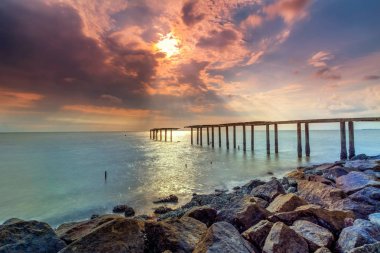 Güneş yakıcı ile bir uzun pozlama fotoğraf, terk edilmiş eski İskelesi