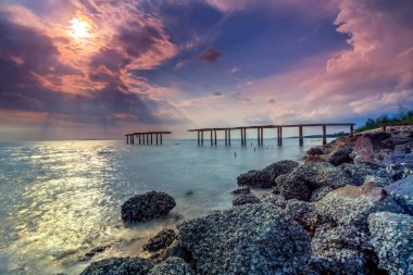 Güneş yakıcı ile bir uzun pozlama fotoğraf, terk edilmiş eski İskelesi