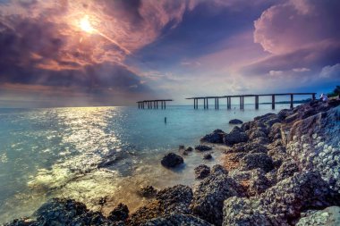 Güneş yakıcı ile bir uzun pozlama fotoğraf, terk edilmiş eski İskelesi