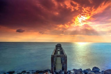 Güneş yakıcı ile bir uzun pozlama fotoğraf, terk edilmiş eski İskelesi