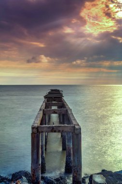 Güneş yakıcı ile bir uzun pozlama fotoğraf, terk edilmiş eski İskelesi