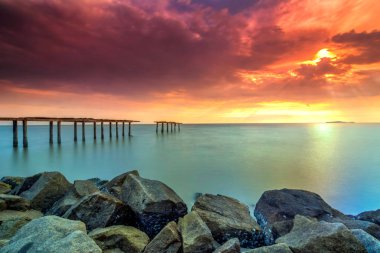Güneş yakıcı ile bir uzun pozlama fotoğraf, terk edilmiş eski İskelesi