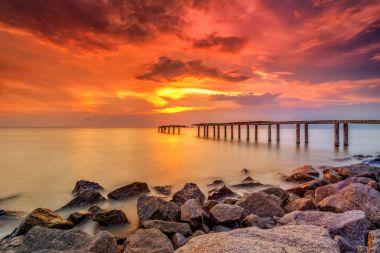 Güneş yakıcı ile bir uzun pozlama fotoğraf, terk edilmiş eski İskelesi