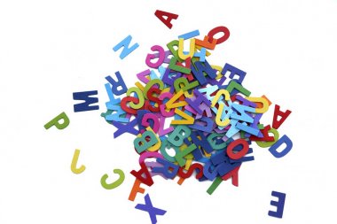 Üzerinde beyaz backgrou izole renkli ahşap harfler yığını