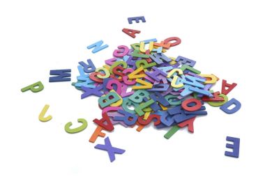 Üzerinde beyaz backgrou izole renkli ahşap harfler yığını