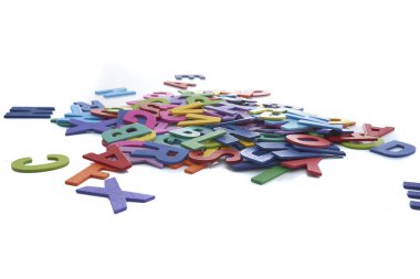 Üzerinde beyaz backgrou izole renkli ahşap harfler yığını