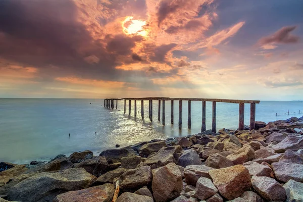 Güneş yakıcı ile bir uzun pozlama fotoğraf, terk edilmiş eski İskelesi