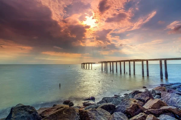 Güneş yakıcı ile bir uzun pozlama fotoğraf, terk edilmiş eski İskelesi
