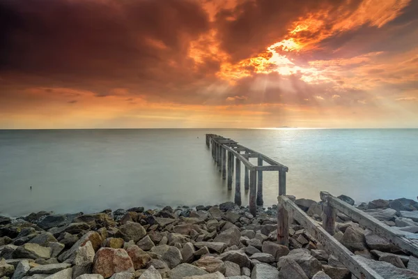 Güneş yakıcı ile bir uzun pozlama fotoğraf, terk edilmiş eski İskelesi