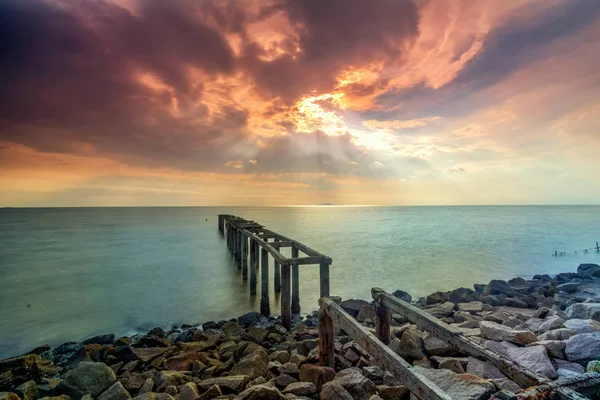 Güneş yakıcı ile bir uzun pozlama fotoğraf, terk edilmiş eski İskelesi