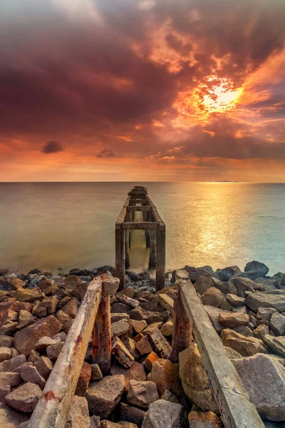 Güneş yakıcı ile bir uzun pozlama fotoğraf, terk edilmiş eski İskelesi