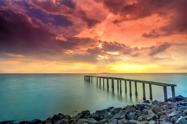 Güneş yakıcı ile bir uzun pozlama fotoğraf, terk edilmiş eski İskelesi