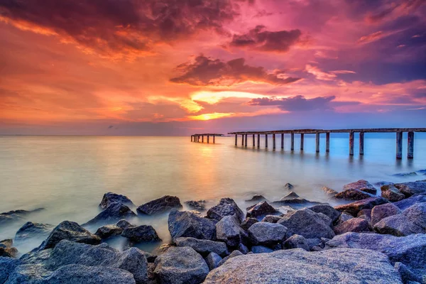 Güneş yakıcı ile bir uzun pozlama fotoğraf, terk edilmiş eski İskelesi