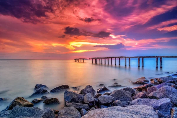 A long Exposure Picture Of abandoned old jetty with  burning sun — Stock Photo, Image