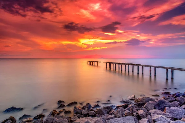 A long Exposure Picture Of abandoned old jetty with  burning sun — Stock Photo, Image