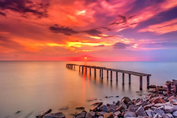 Güneş yakıcı ile bir uzun pozlama fotoğraf, terk edilmiş eski İskelesi