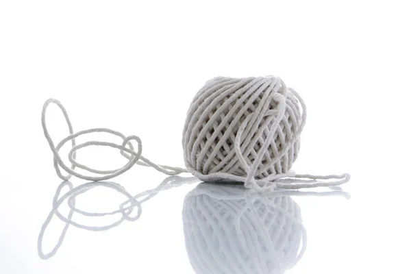 白い背景に分離された白い糸 — ストック写真