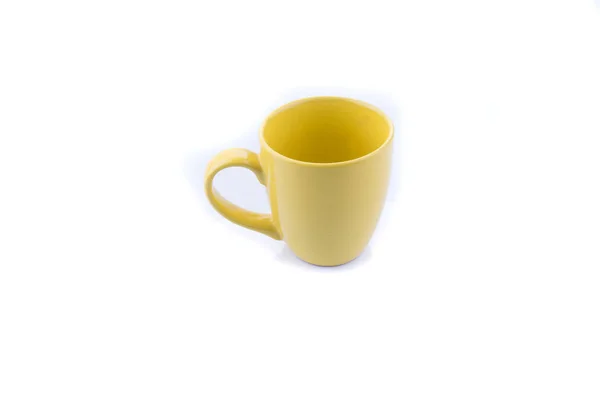 Gelb matte Tasse auf weißem Hintergrund — Stockfoto