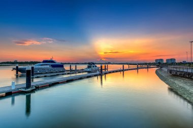 Lüks yelkenli satır uzun pozlama resim yansıması 