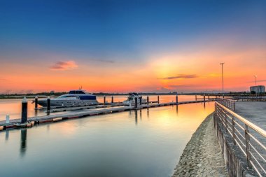 Lüks yelkenli satır uzun pozlama resim yansıması 