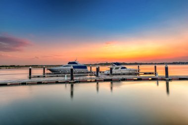 Lüks yelkenli satır uzun pozlama resim yansıması 