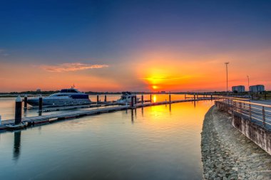 Lüks yelkenli satır uzun pozlama resim yansıması 