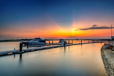 Lüks yelkenli satır uzun pozlama resim yansıması 