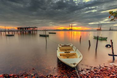 Güzel uzun pozlama resmini günbatımı üzerinde bir balıkçı teknesi