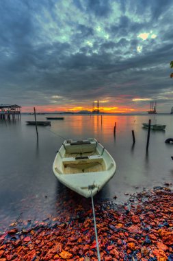 Güzel uzun pozlama resmini günbatımı üzerinde bir balıkçı teknesi